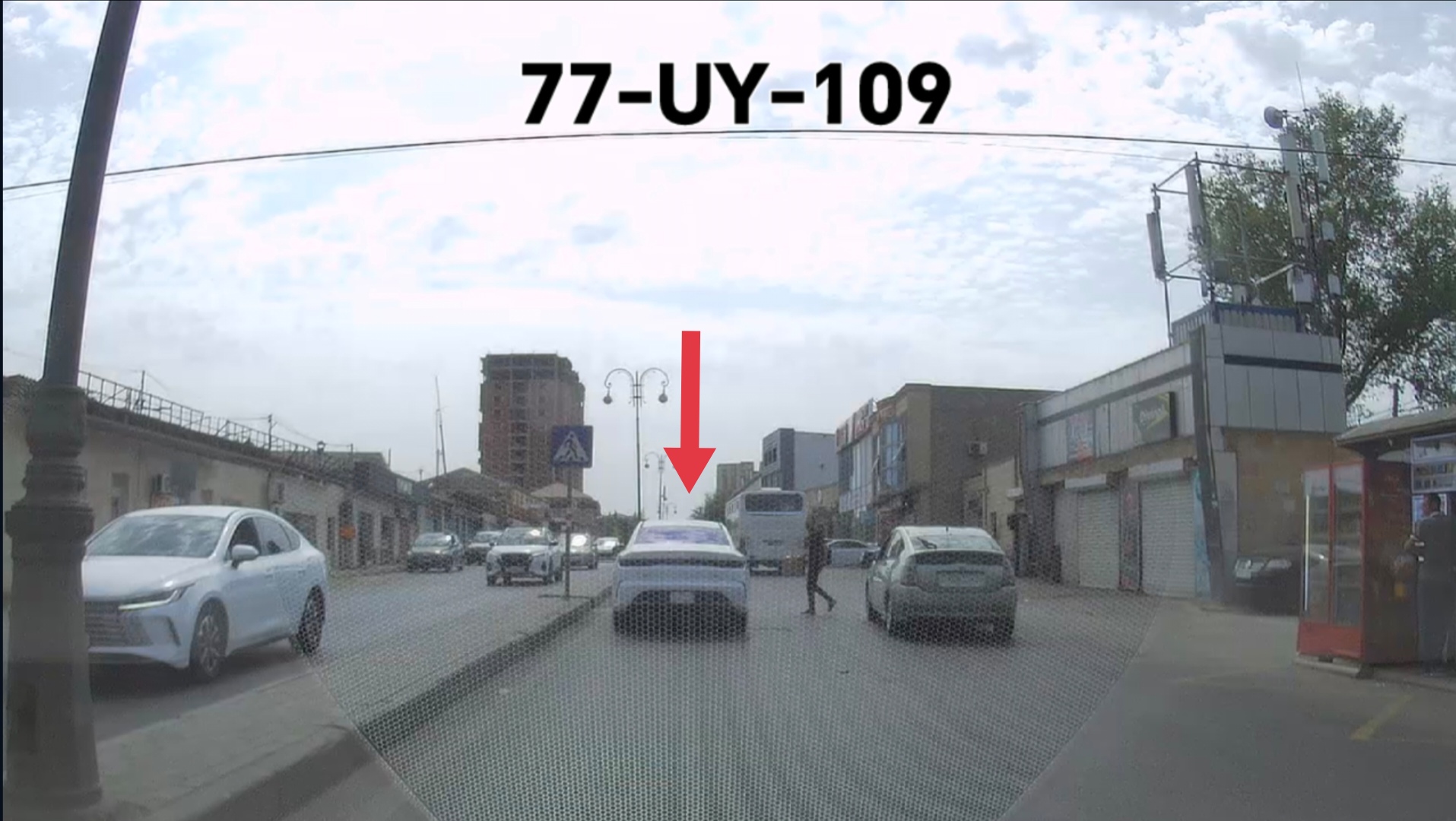 Bu sürücü heç bir keçiddə piyadalara yol vermədi - VİDEO