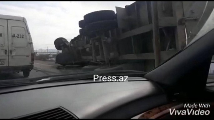 Balaxanı yolunda qəza: yük avtomobili aşdı – VİDEO