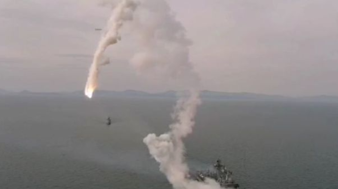Rusiyada uğursuz hərbi sınaq: Raket buraxıldığı gəminin yanına düşdü  - VİDEO