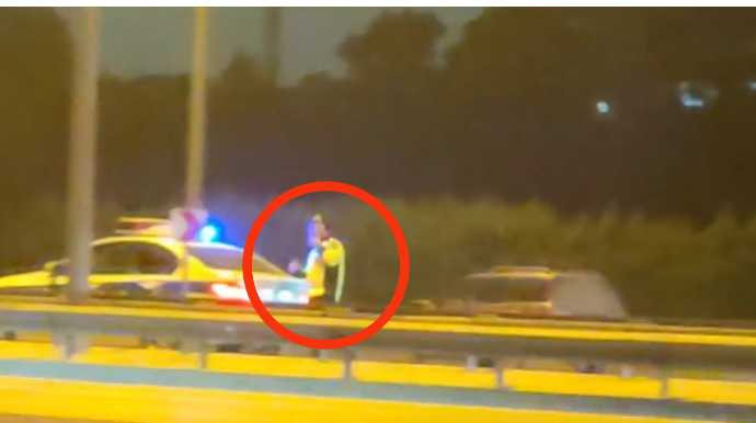 Yol polisinin gizlin çəkilmiş videosu yayılıb: Maşını saxladı və... - VİDEO