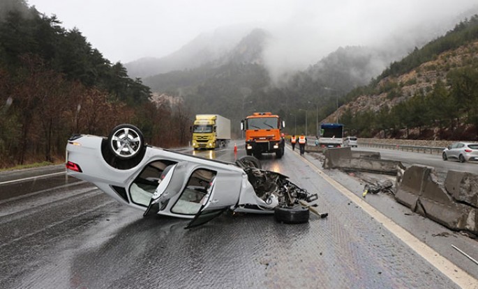 TIR-la toqquşan maşın aşdı: 2 yaralı – FOTO