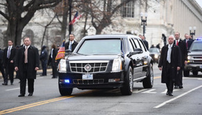 Naməlum şəxs prezidentin kortejinin qarşısını kəsməyə çalışıb - Söyüş söyüb