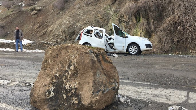 Avtomobilin üzərinə iri qaya parçası düşdü: 1 yaralı - VİDEO