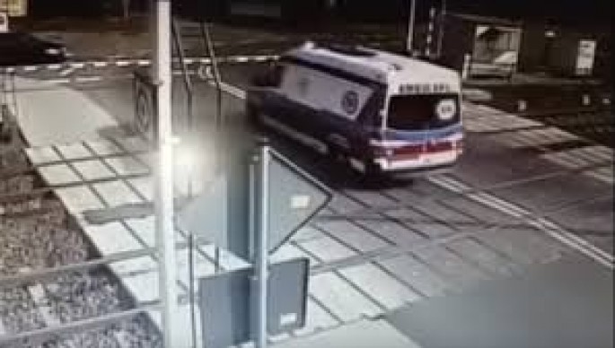 Sərnişin qatarı təcili yardım maşınına çırpıldı: 2 ölü, 1 ağır yaralı - VİDEO