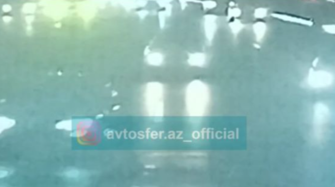 Yola qaçan piyada vuruldu: maşını sağa çəkdi, ikincisi ...    - VİDEO