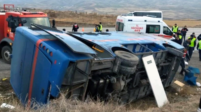 Məhbusları daşıyan avtobus aşıb, yaralılar var 