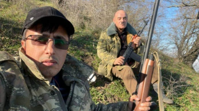 Silahla fotosu yayılan direktor işdən çıxarıldı