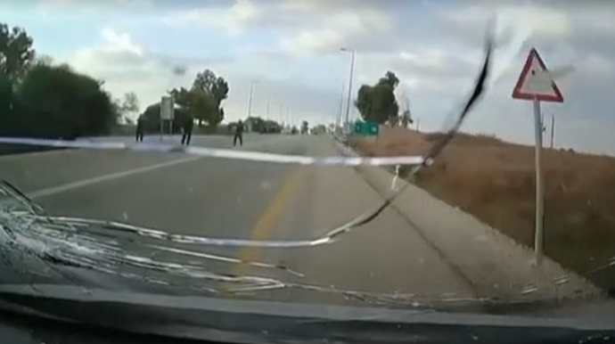 HƏMAS yaraqlıları maşınla qaçmağa çalışanları belə güllələdi - ANBAAN VİDEO 