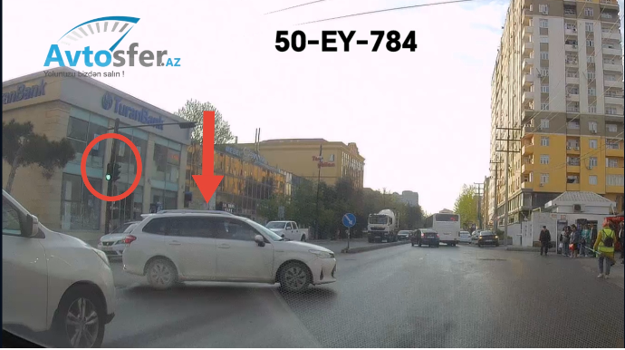 "Manatlıq" taksi sürücüsü qırmızıda keçib təhlükə yaratdı - VİDEO