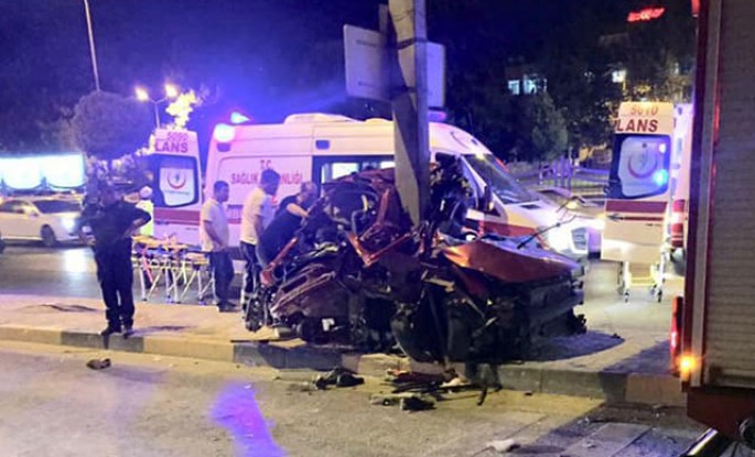 Avtomobil elektrik dirəyinə sarıldı: 3 dost öldü, 1-i isə ağır yaralandı - VİDEO