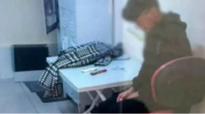 Uşaq marketdən gizlincə şokolad aldığı üçün görün nə etdilər: Anbarda... 