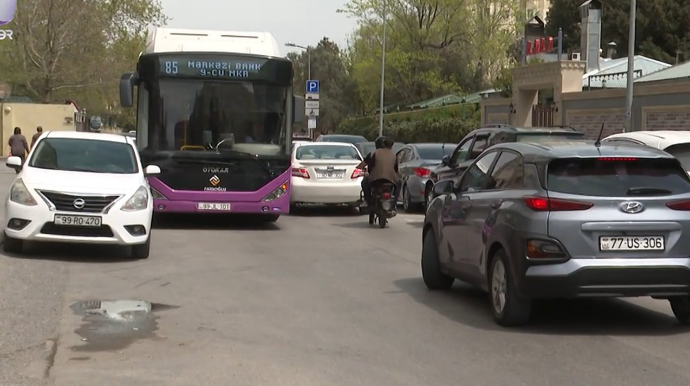 Bakıda bu küçədən avtobuslar keçə bilmir - Xaos hökm sürür - VİDEO