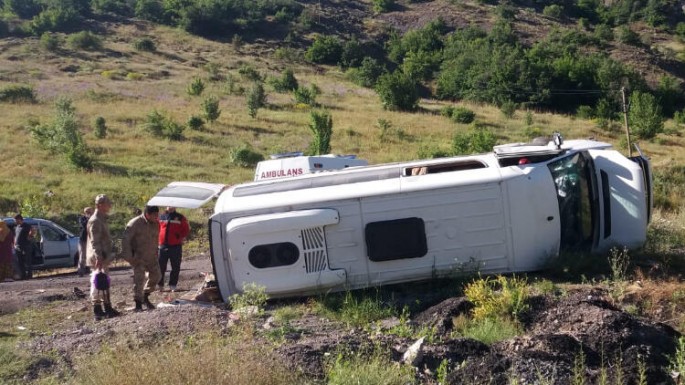Gəzməkdən gələnləri daşıyan avtobus aşdı: 1 ölü, 15 yaralı