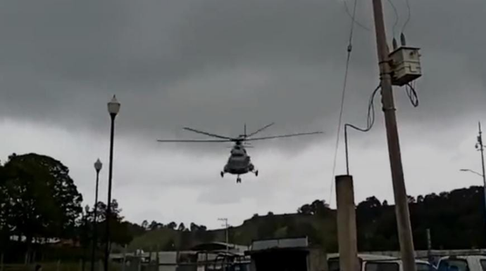 Helikopter parklanma yerinə aşdı; 3 sərnişin xəsarət aldı - VİDEO