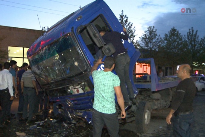 “Mercedes” evakuatorla toqquşdu: 3 ağır yaralı - VİDEO