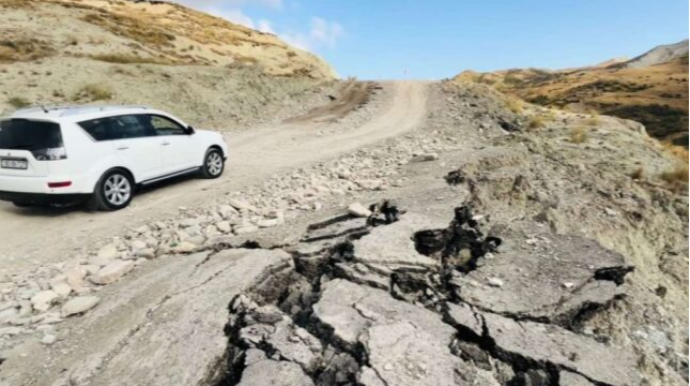 Torpaq sürüşməsi bu yolu yararsız hala saldı