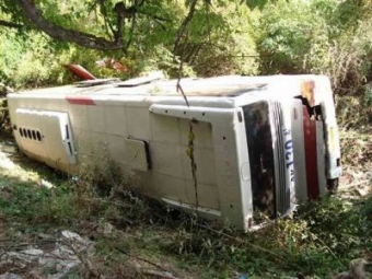 Toya gedənlərin avtobus dərəyə yuvarlandı: 13 ölü, 28 yaralı