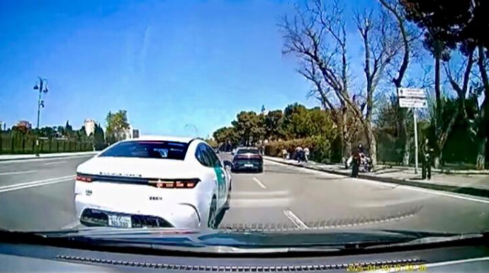 Hərəkətdə olan maşının önünə qəfil keçib təhlükə yaratdı - 77-NO-390   - VİDEO