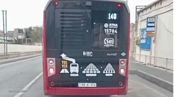 Duman işıqları ilə təhlükə yaradan avtobus sürücüsü - 99-JC-374 - VİDEO