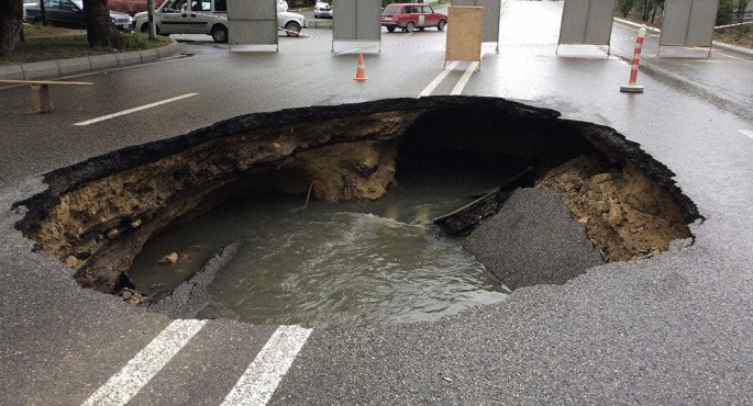 Yol çökdü - Torpaq altında qalanlar var