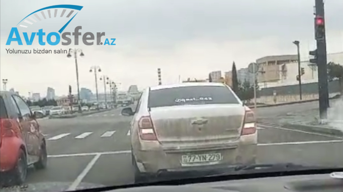 Maşına sayrışan işıq quraşdıran qazi sürücü irad bildirən xanımı təhqir etdi - "Evində kişi yoxdur?"  - VİDEO