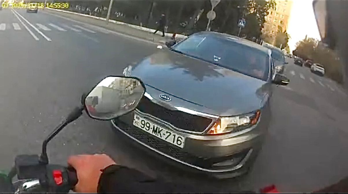 Yolayrıcına necə gəldi girən sürücü az qala motosikletlə toqquşacaqdı - VİDEO