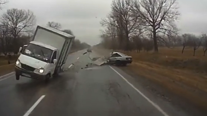 Əks yola çıxan "Qazel" sürücüsü ağır qəzaya düşdü - VİDEO