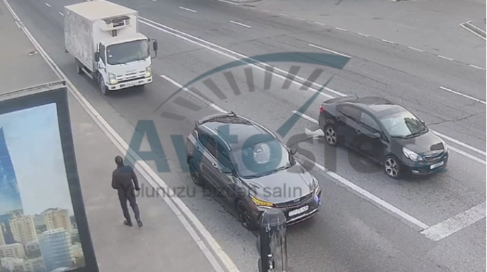 Странное ДТП в Баку: Водитель грузовика будто намеренно устроил аварию на светофоре - ВИДЕО