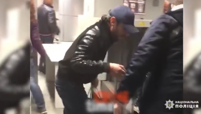 ŞOK GÖRÜNTÜLƏR: Məşhur azərbaycanlı avtoritet deportasiya edildi - VİDEO