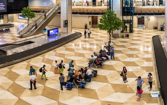 Bakı aeroportunda 2 yaşlı uşaq xəsarət aldı