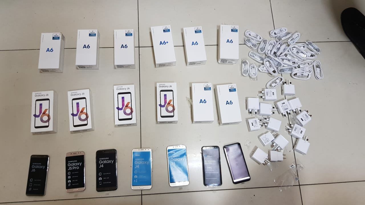 Avtomobildən qanunsuz mobil telefon və aksesuarları aşkarlanıb - FOTO