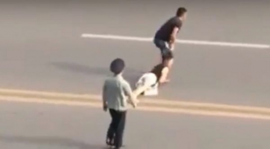 Lal kişi gənc qadını küçədə sürüdü - Bakıda