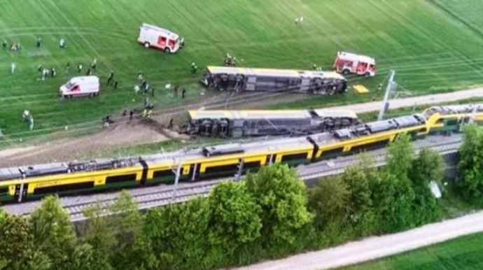 В Австрии не менее двух человек погибли при сходе поезда с рельсов
