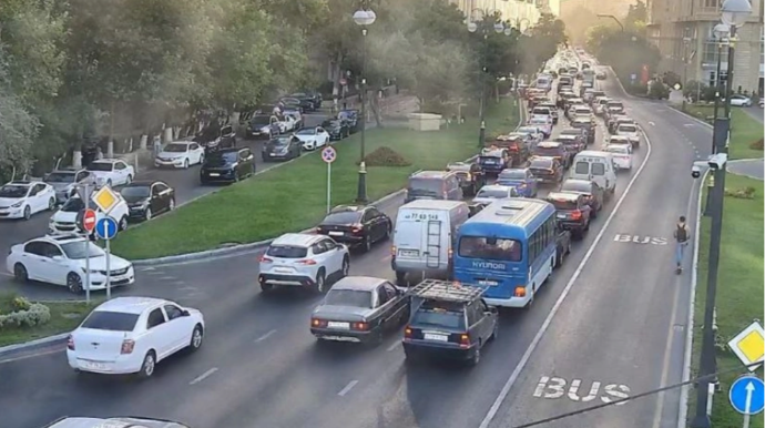 Bakının bir sıra yollarında nəqliyyatın sıxlığı yaranıb - SİYAHI