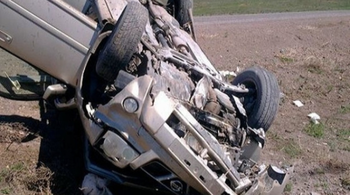 Sürətlə gedən maşın yoldan çıxıb aşdı: 2 ölüm, 4 yaralı 