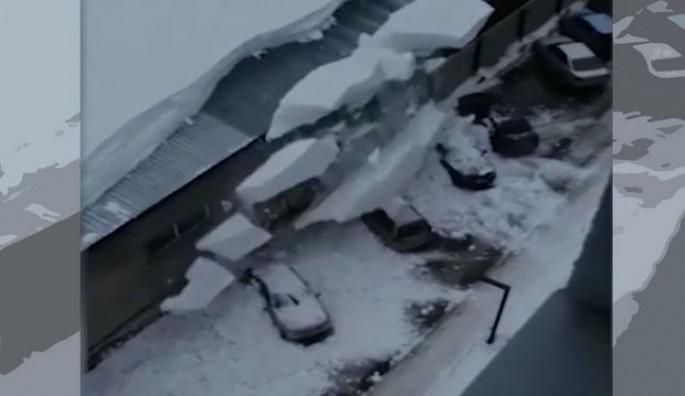Park yerində olan maşınlar bir anda qarın altında qaldılar  - VİDEO