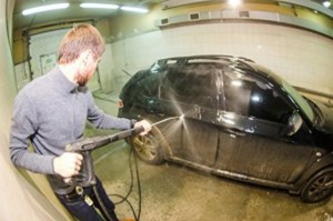 Polis maşınını pulsuz yumaq istəmədilər, döyüldülər