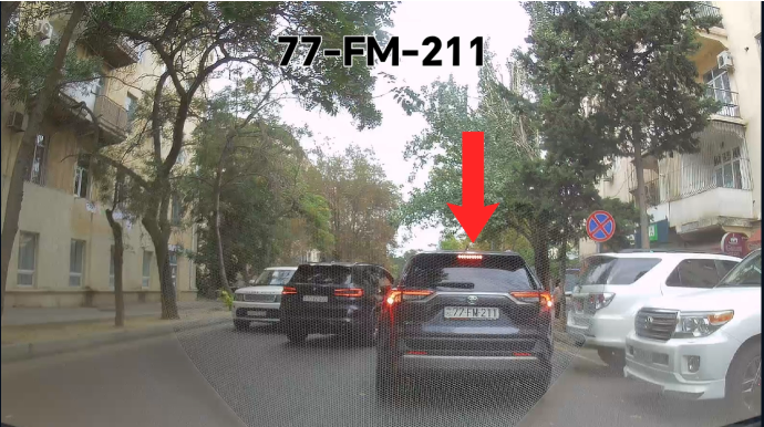 Sağ zolaqda boş yer ola-ola ikinci cərgədə dayanıb yolu kəsdi - VİDEO