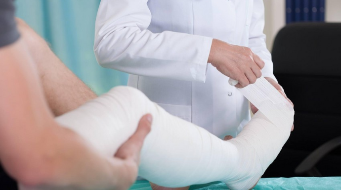 Bakıda avtomobillə vurulan atlının ayağı sındı