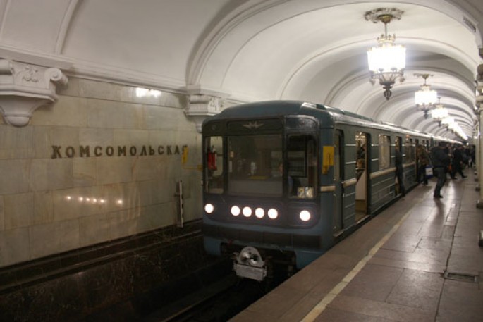 Metroda iki qadını zorladılar