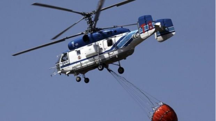 Yanğınsöndürən helikopter çaya düşdü 