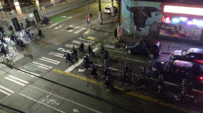 Polis velosipedlə etirazçının başının üzərindən keçdi   - VİDEO