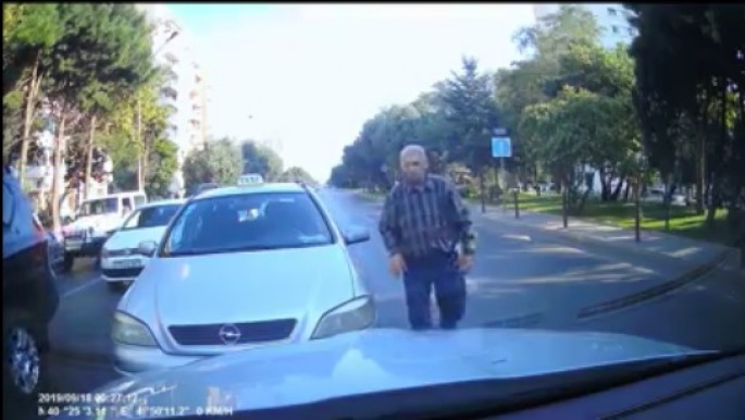 Taksi sürücüsü protiv girdi, digər sürücü onu geri qaytardı - VİDEO