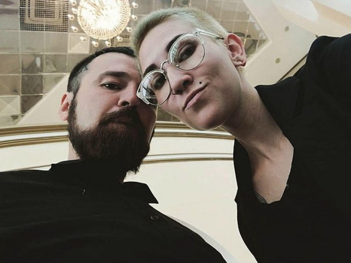 Qadın ərini yaralayıb, selfi çəkdi: "Dostlar, onu bıçaqladım" - FOTO