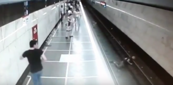 Metroda gənc oğlan başını qatar relsinin üstünə qoyub intihar etdi – VİDEO (18+)