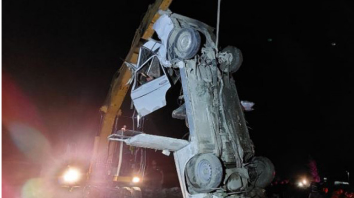 Hacıqabulda avtomobil kanala düşüb, ölən və yaralanan var