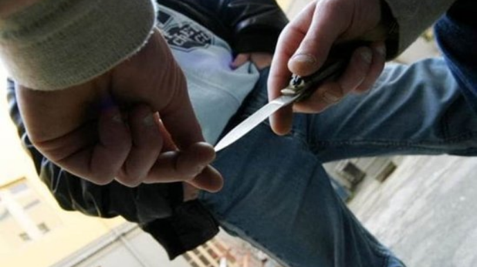 В Гейчае мужчина ударил ножом односельчанина