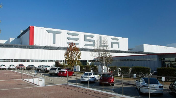 Tesla впервые зафиксировала прибыль по итогам целого года