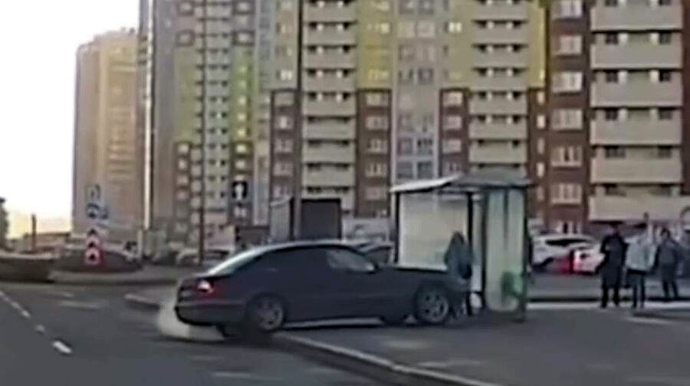 “Mercedes”lə dayanacağa girən sürücü qaçmaq istəyəndə polisə yaxalandı - VİDEO 