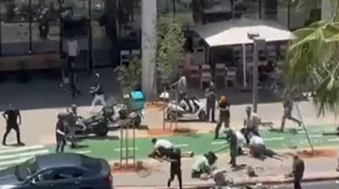 Təl-Əvivdə terror: avtomobili izdihamın üzərinə sürdü   - VİDEO